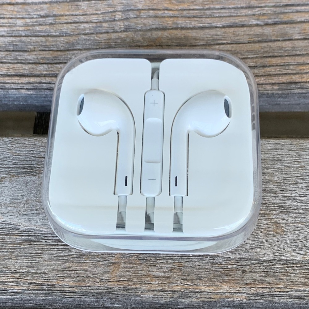 Apple EarPods EarBuds OEM w/ 3.5mm Headphone Plug White Wired In-Ear Headset NEW